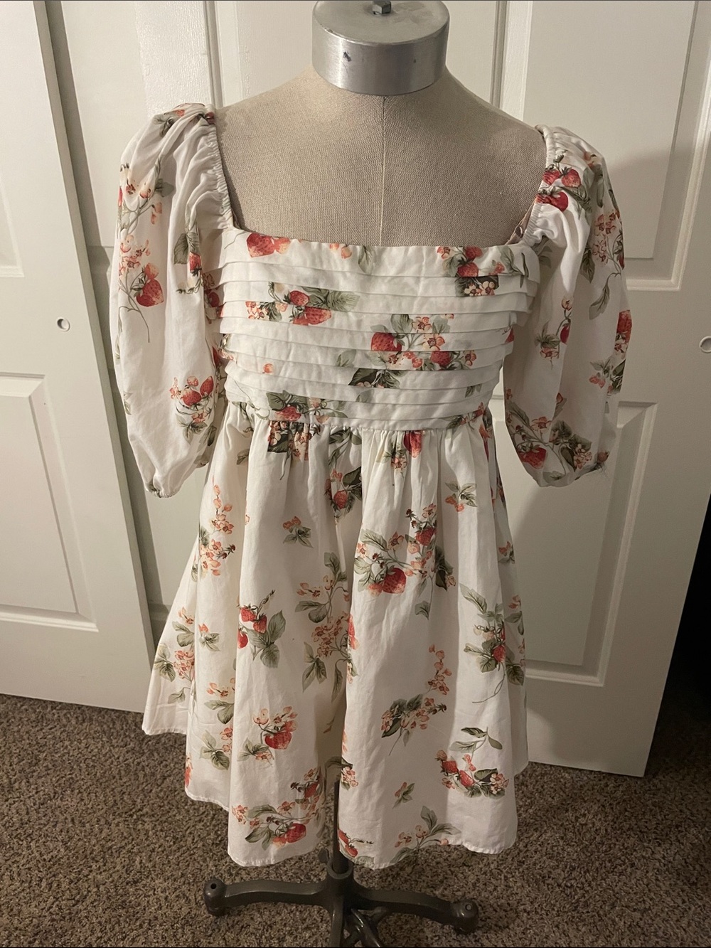 Abercrombie & Fitch White Floral Mini Dress with Pink-Red Blooms